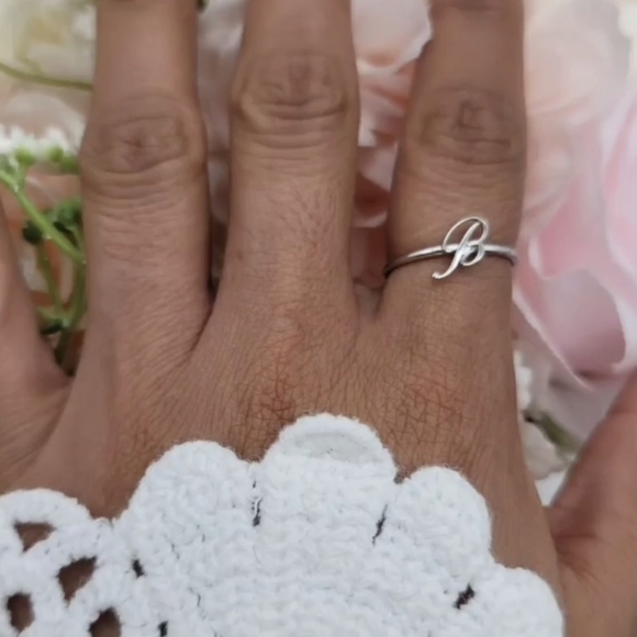 ♥️ DAINTY INITIAL STERLING SILVER RING - Picture 4 of 16